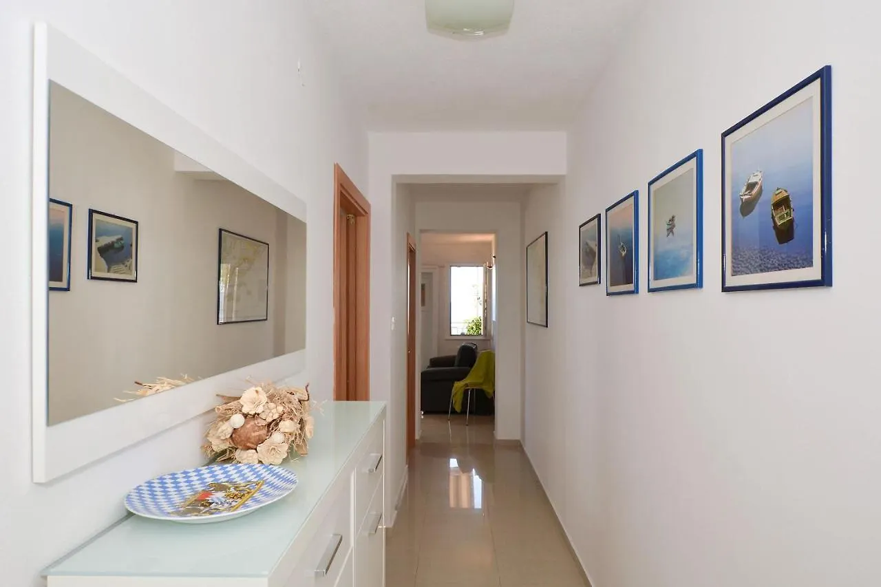 Apartments Inge Сегет-Враница 0*,